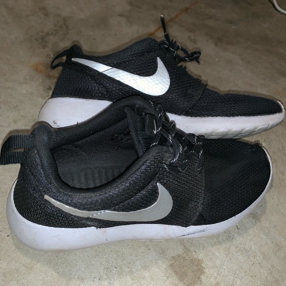 white and black roshes womens